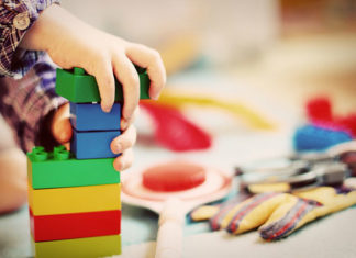 Nauka poprzez zabawę – jak dobierać zabawki dla najmłodszych