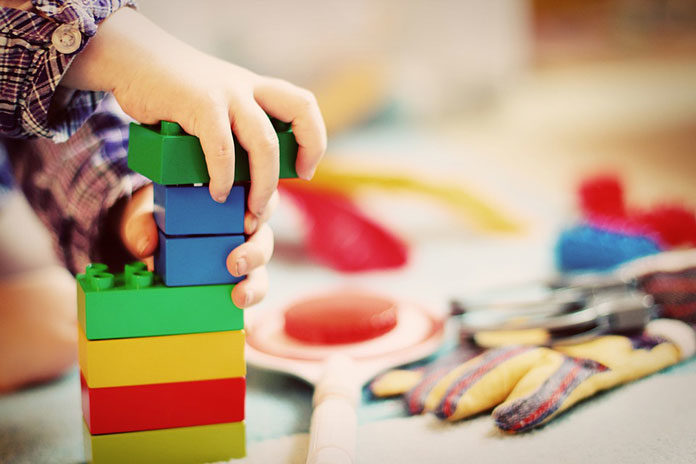 Nauka poprzez zabawę – jak dobierać zabawki dla najmłodszych